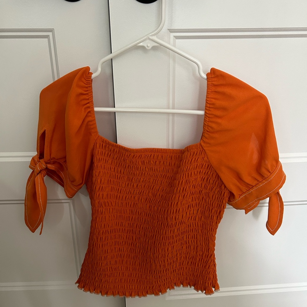 MOON RIVER ORANGE SMOCKED TOP WITH TIE SLEEVES IN SIZE SMALL